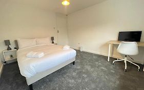 Spacious Bedroom In Beckton