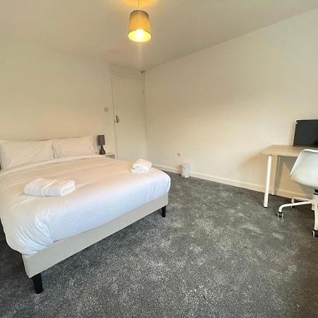 Spacious Bedroom In Beckton London Exterior photo