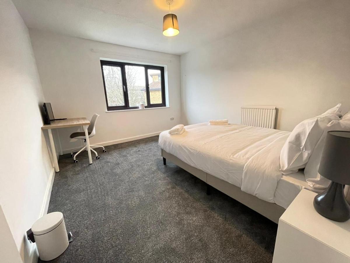 Spacious Bedroom In Beckton London Exterior photo